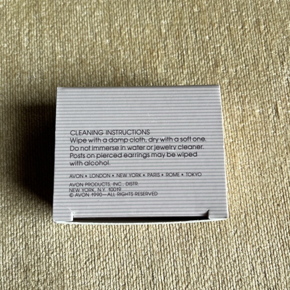 VINTAGE (1990) AVON ISLAND CONCH SHELL PIERCED EARRINGS - Picture 3 of 3